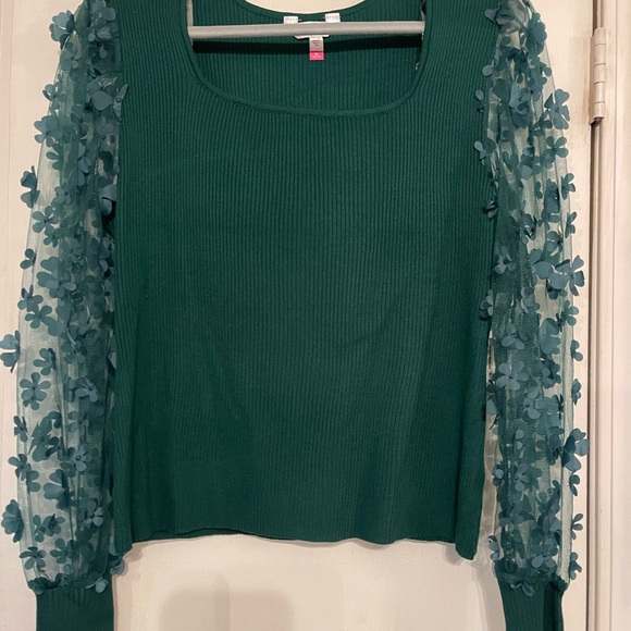St Patrick’s Day ☘️
Dark Green Sweater w/ Chiffon sleeves - Picture 1 of 3